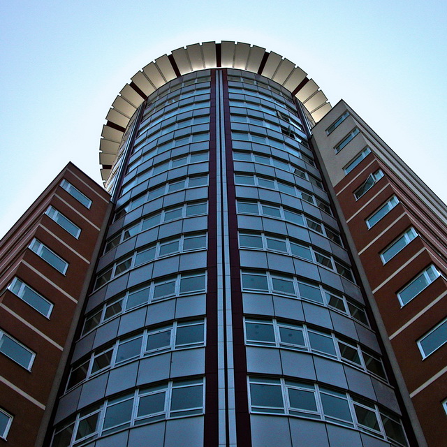 برج گردون: دید از ورودی اداری شمالی به بالا