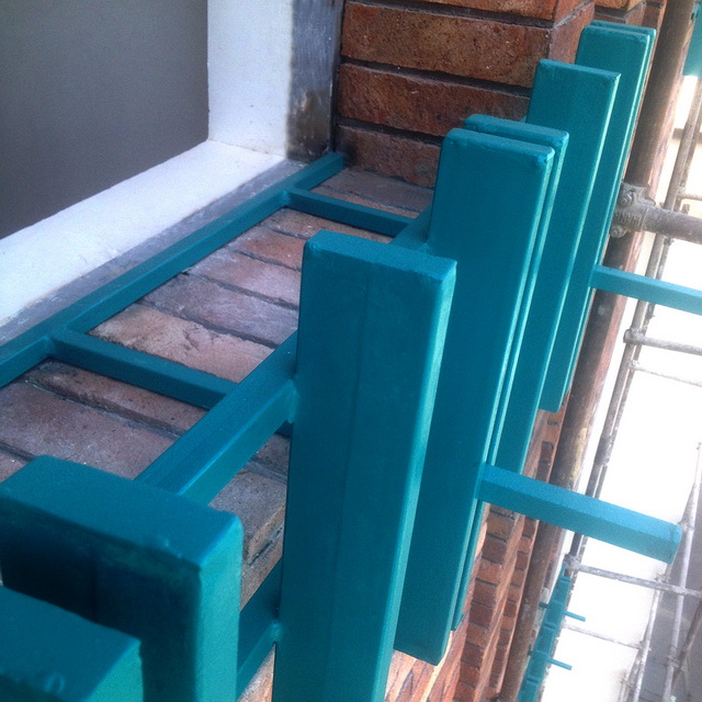 آپارتمان مسکونی امیرآباد: سبد آهنی پای پنجره