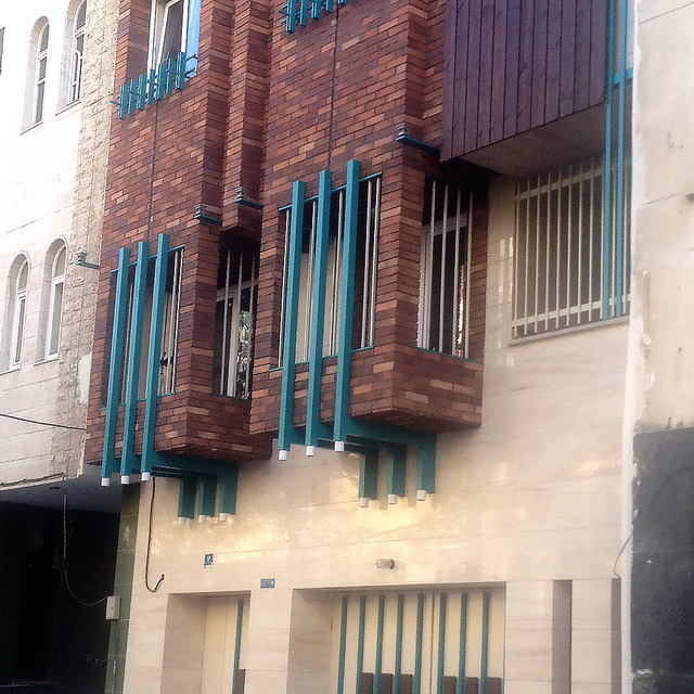آپارتمان مسکونی امیرآباد: پروفیل‌های فیروزه‌ای نما